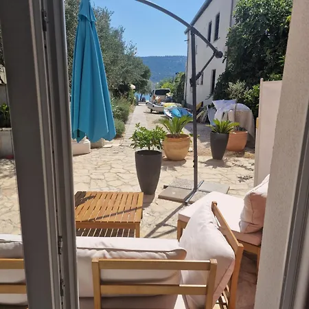 Obala 111 * Poljica (Trogir)