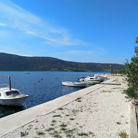 Obala 111 * Poljica (Trogir)